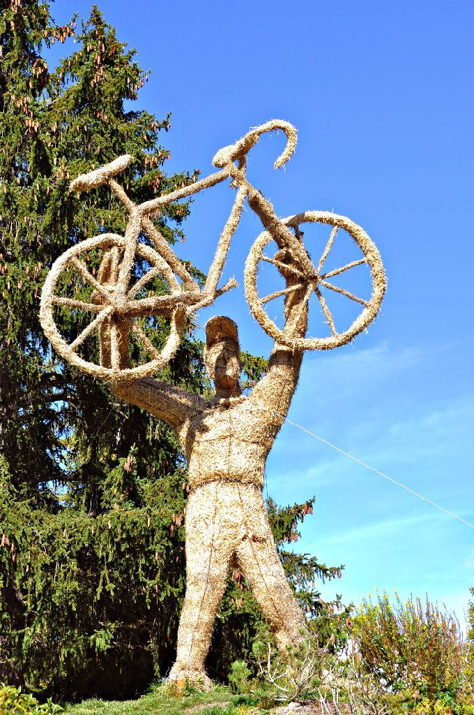 1410055 Col du Tlgraphe - Sculpture de Paille & Foin.JPG