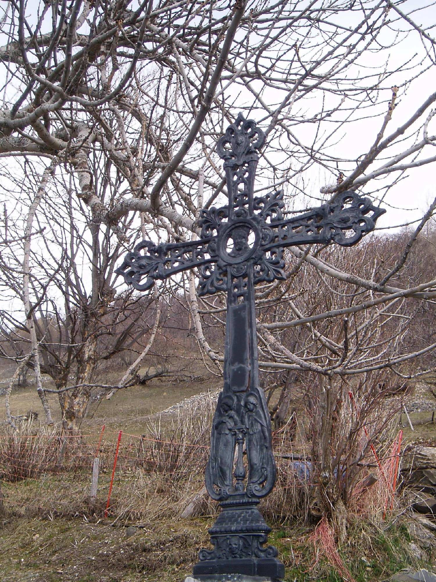 C05 croix au dessu du hameau du Col de gerard gourland.jpg