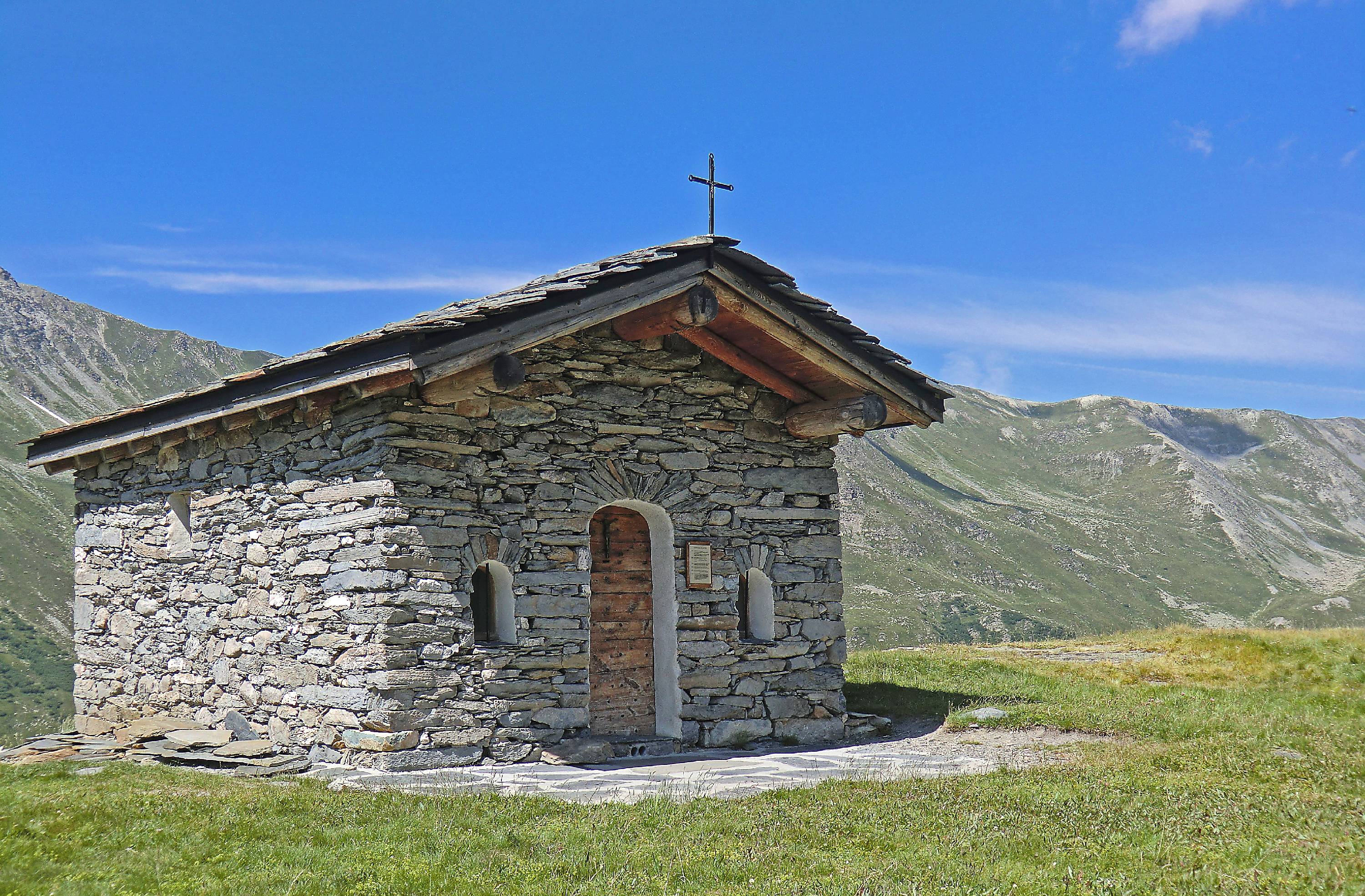 P01-chapelle-Notre-Dame-des-neiges-Vallon-du-Mont-Thabor-de-Remy-Bernard.jpg